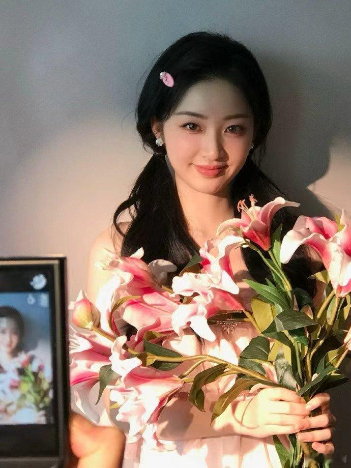 邓恩熙粉色适配度邓恩熙粉裙双马尾元气甜妹邓恩熙粉色适配度，邓恩熙粉裙双马尾元气甜