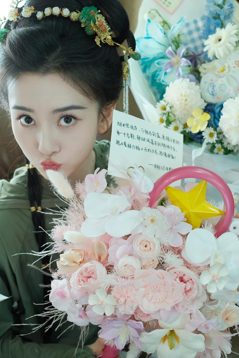 萌萌的甄嘉芙🥺宋祖儿晒与粉丝应援合照宋祖儿表妹万福首套妆造 ​​​
