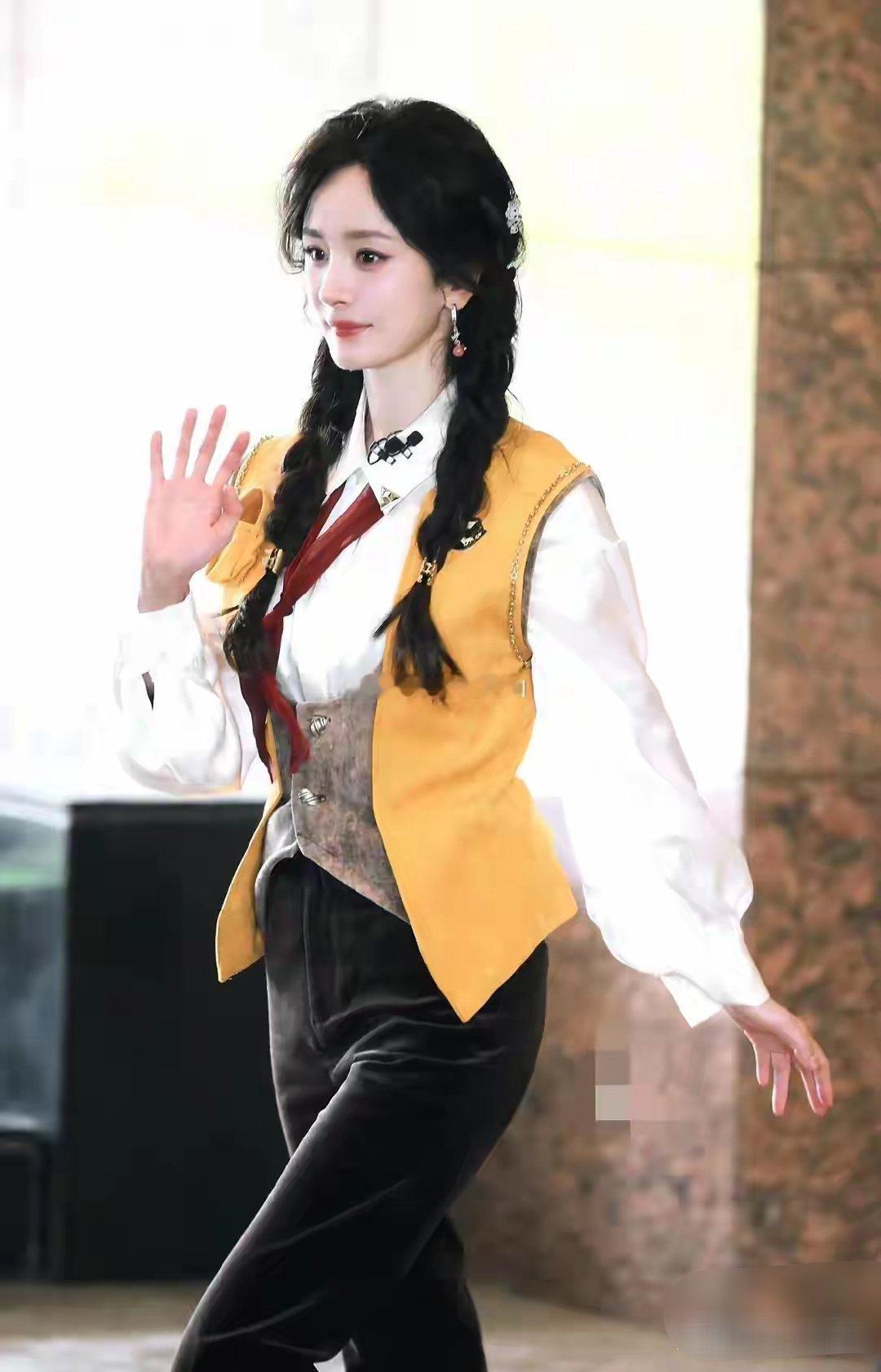 杨幂《密室大逃脱》7录制收官路透，扎双麻花辫真的好嫩好公主！ ​​​