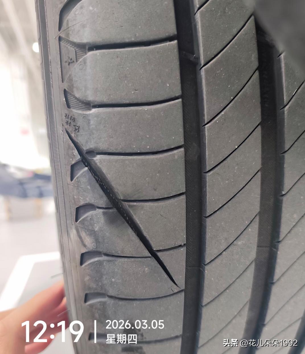 家人们，这个是被人割的还是开车硬物划的呢？
今天下车后才发现的，开车一点点异常都