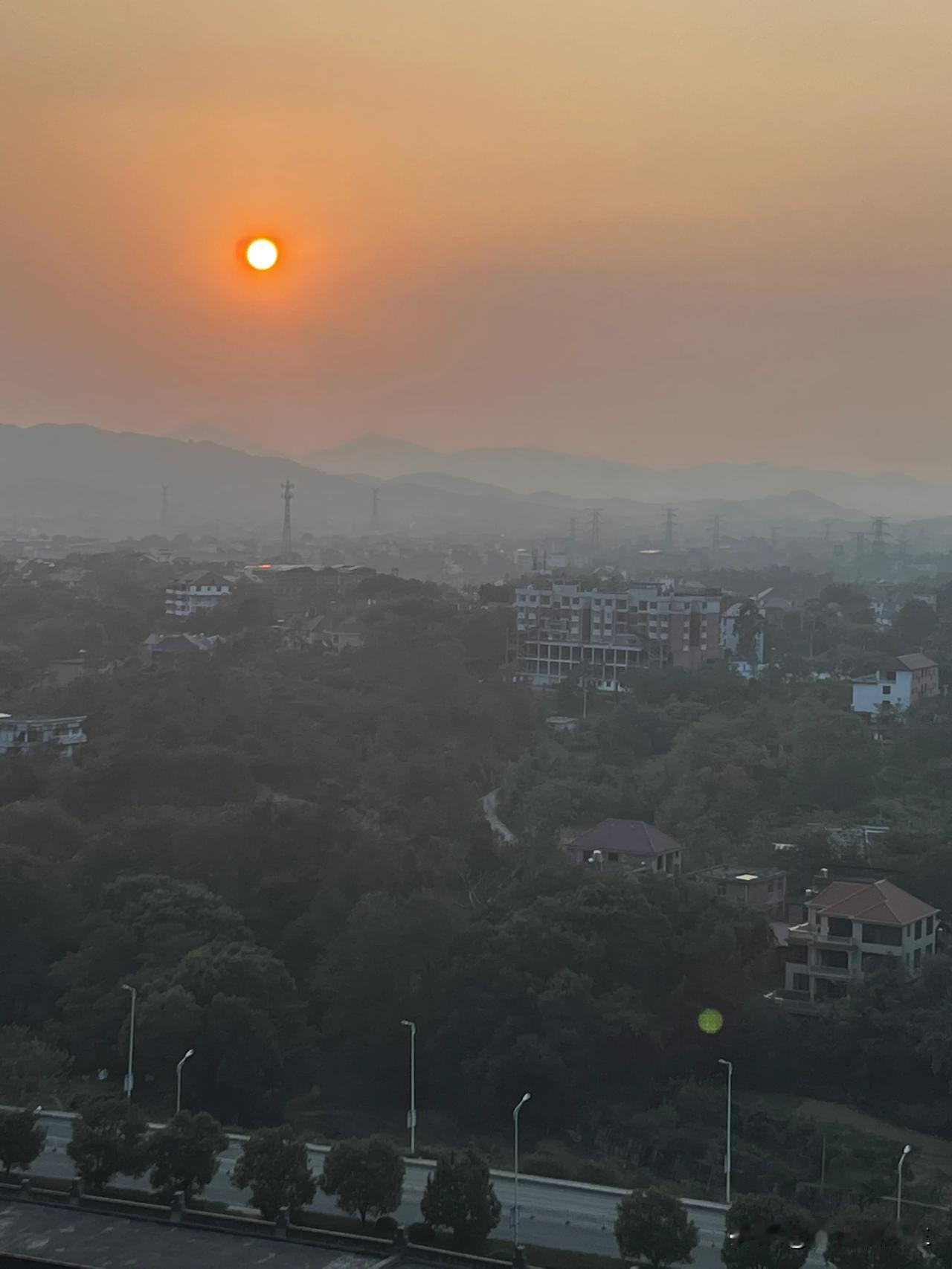 江西第二大城市赣州
看起来气候适宜
风景秀丽
还是一座历史文化名城
山清水秀
#