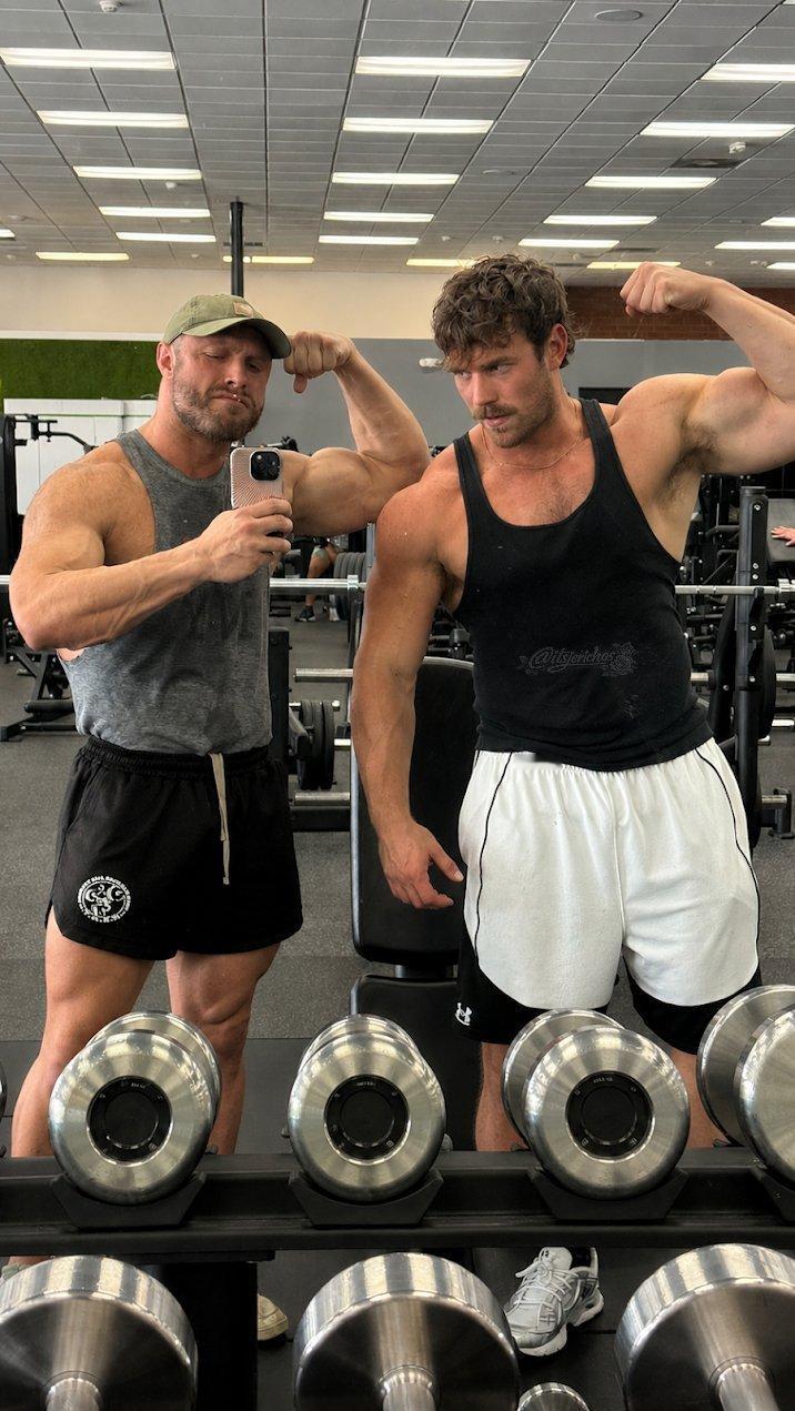 Zane Phillips 和 Brock Yurich 在练胸日合照💪 应该