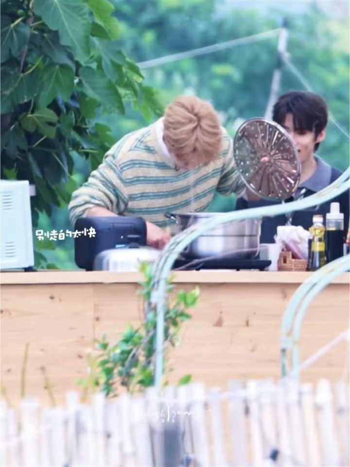 李昀锐顶着黄毛当人夫是吧 🥰🥰李昀锐顶着黄毛当人夫李昀锐耀眼团综做饭路透