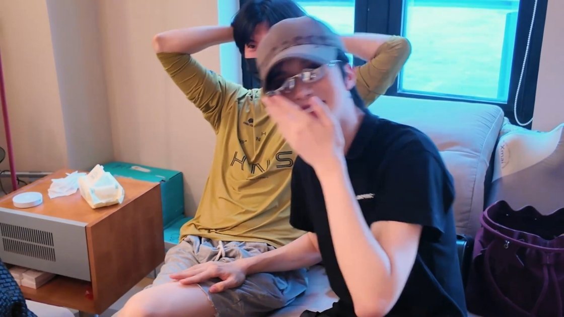 又在摸腿 