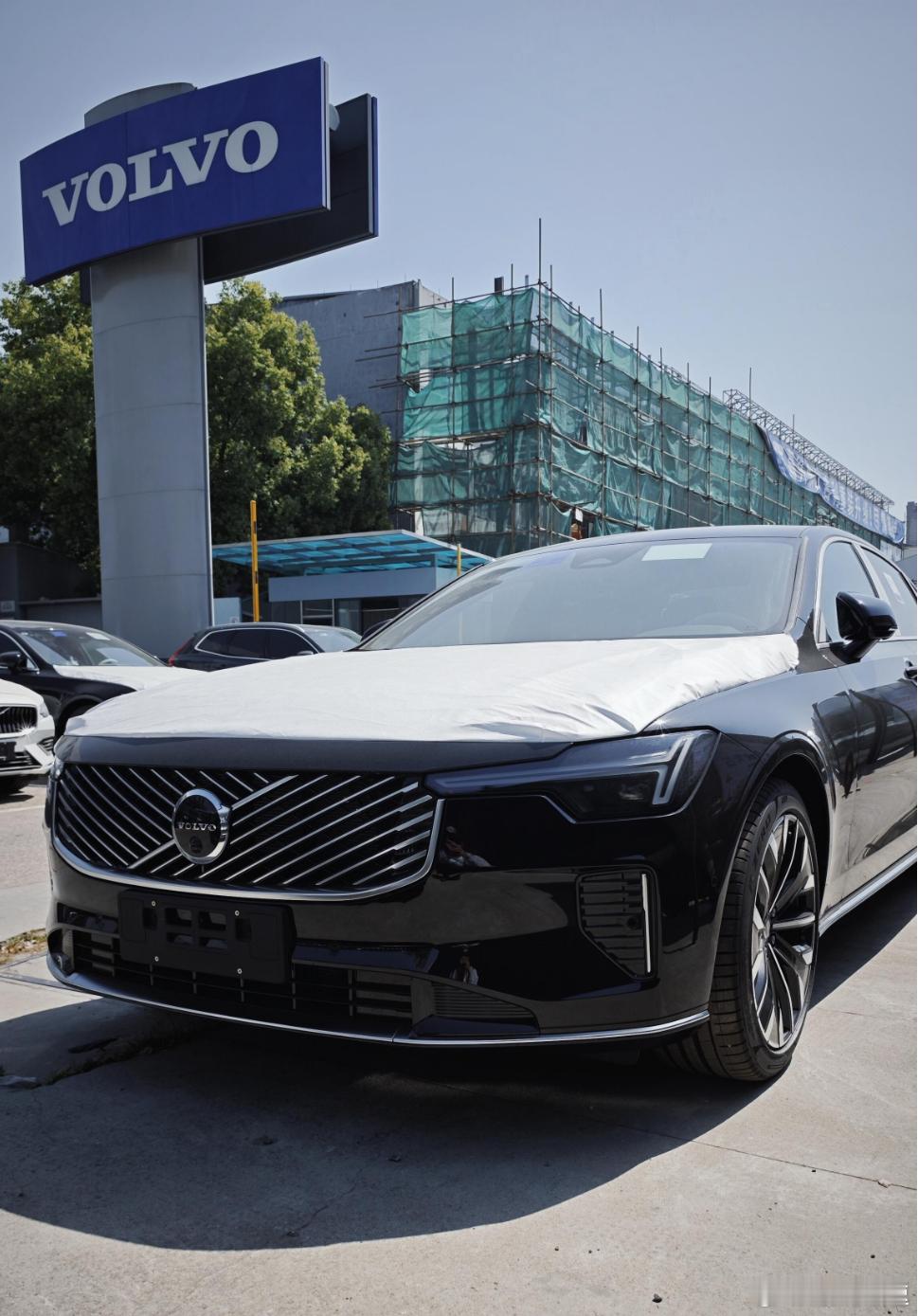 继全新XC90之后，新款沃尔沃S90也即将登场。新车将采用与全新XC90类似前脸