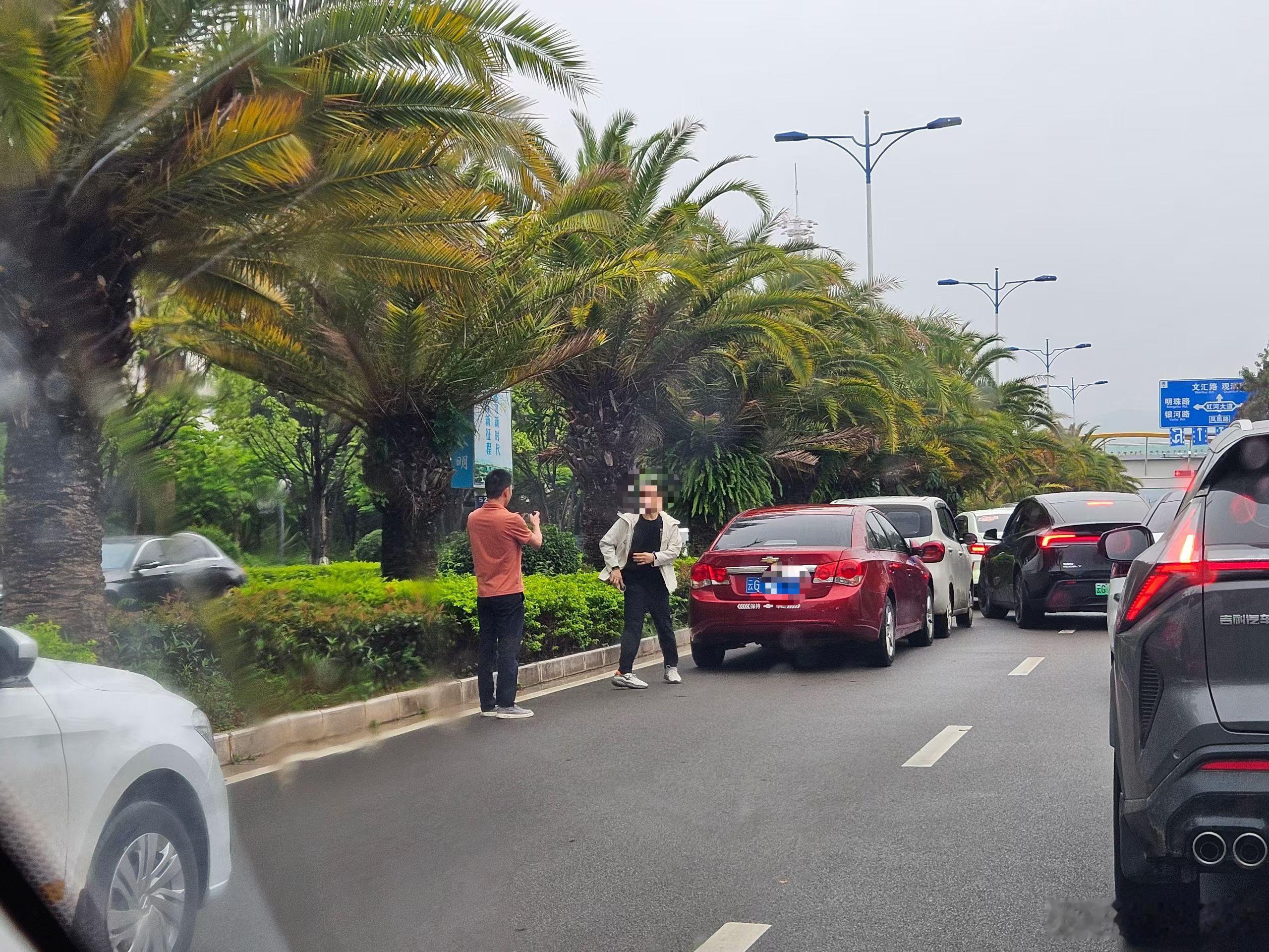 这条左转道追尾我果断改直行，否则5个红灯都过不去！下了点儿小雨降温到20度路上的