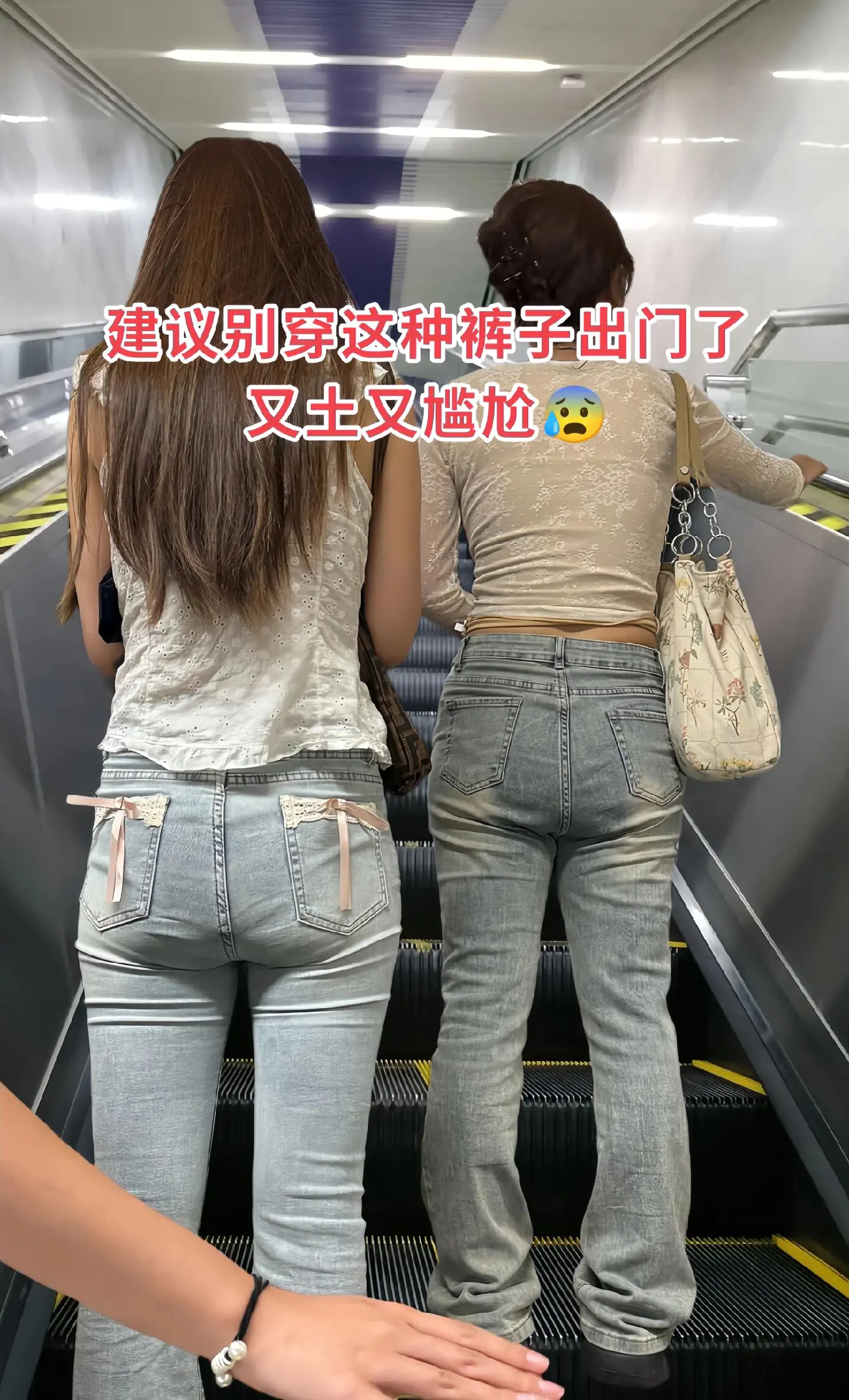 秋寒至,冬意来,这款咖色雪尼尔阔腿裤就是你的专属温暖与时尚担当！高腰直...