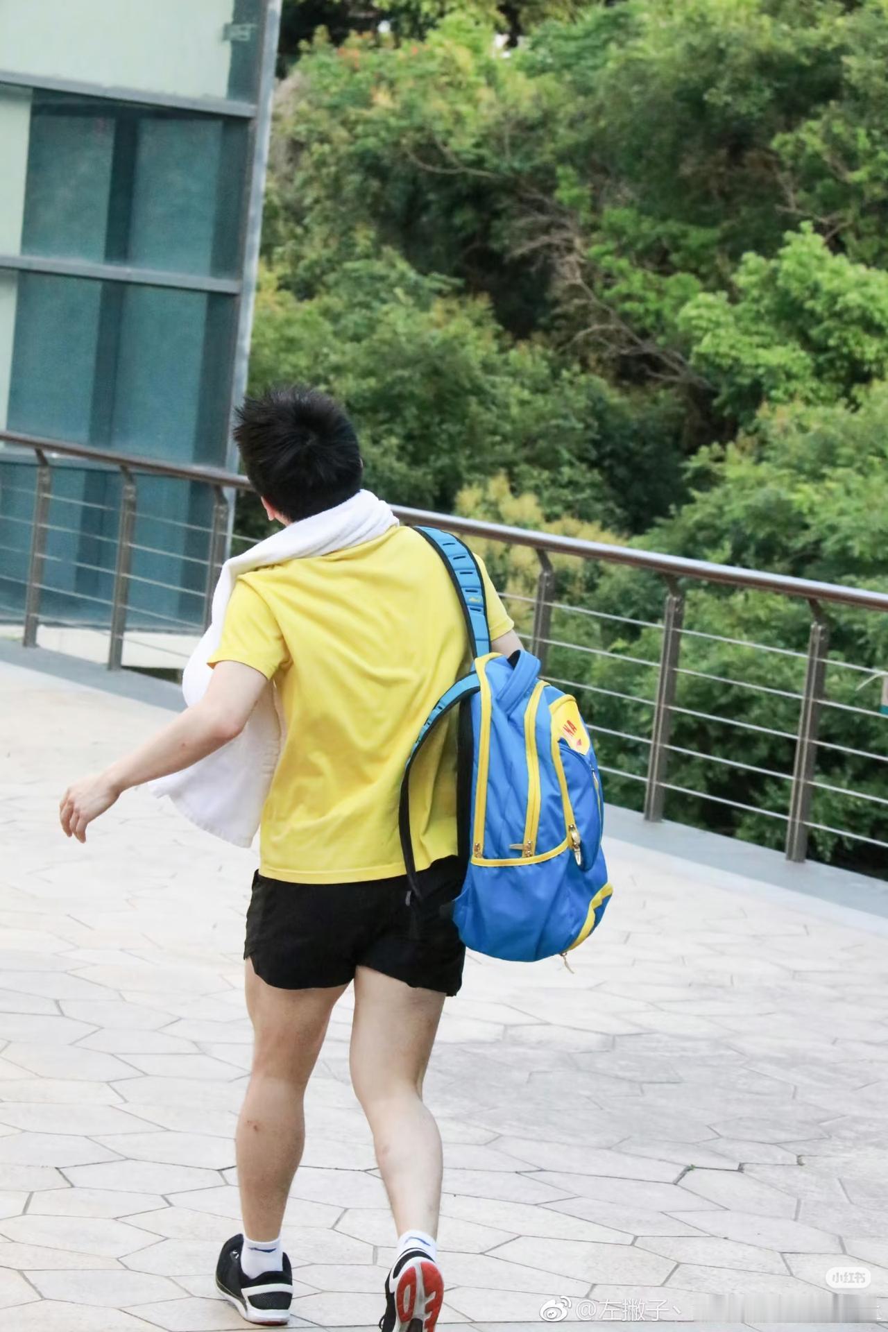 蹦蹦跳跳 没有樊恼[大笑]
何其美好的画面，青春洋溢，隔着屏幕都能感受到快乐～