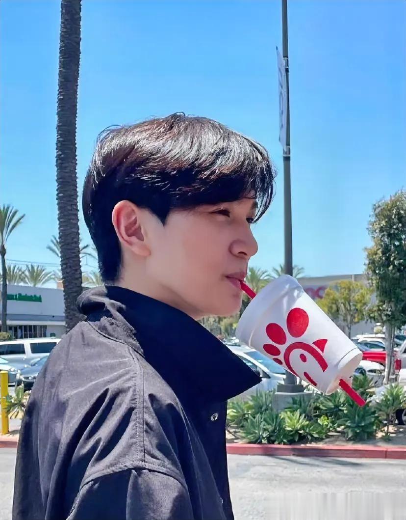 袁咏仪儿子，引发热议！

7月3日，袁咏仪和张智霖的儿子张慕童登上热搜，原因是他