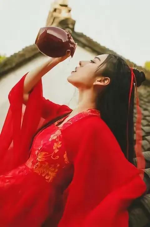 美酒多杯乐里找，
碎银几两苦中求。
横批：《乐找与苦求》