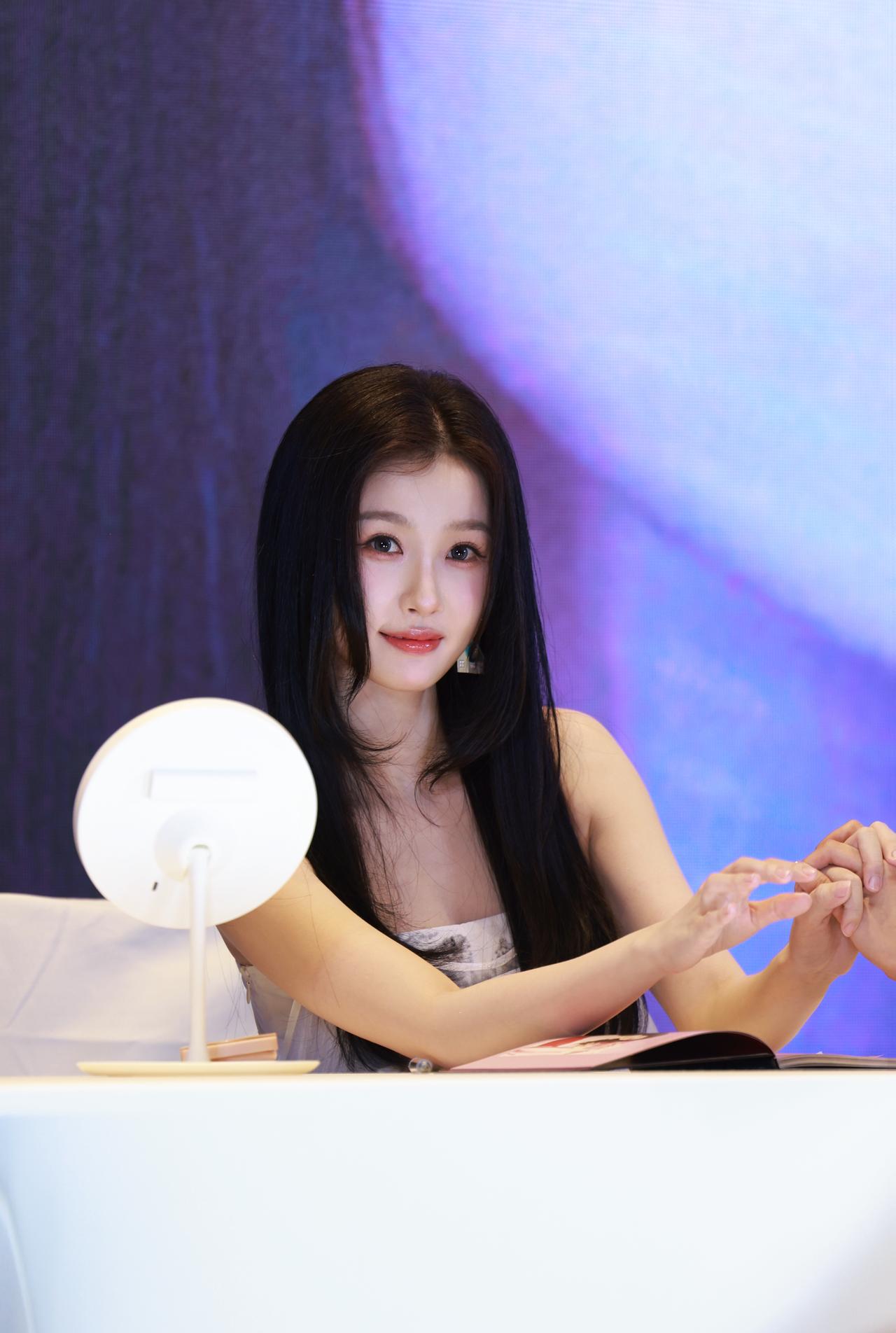 虞书欣超话  跨越山海而来，感谢小石榴们的爱意永不缺席❤️ @虞书欣Esther