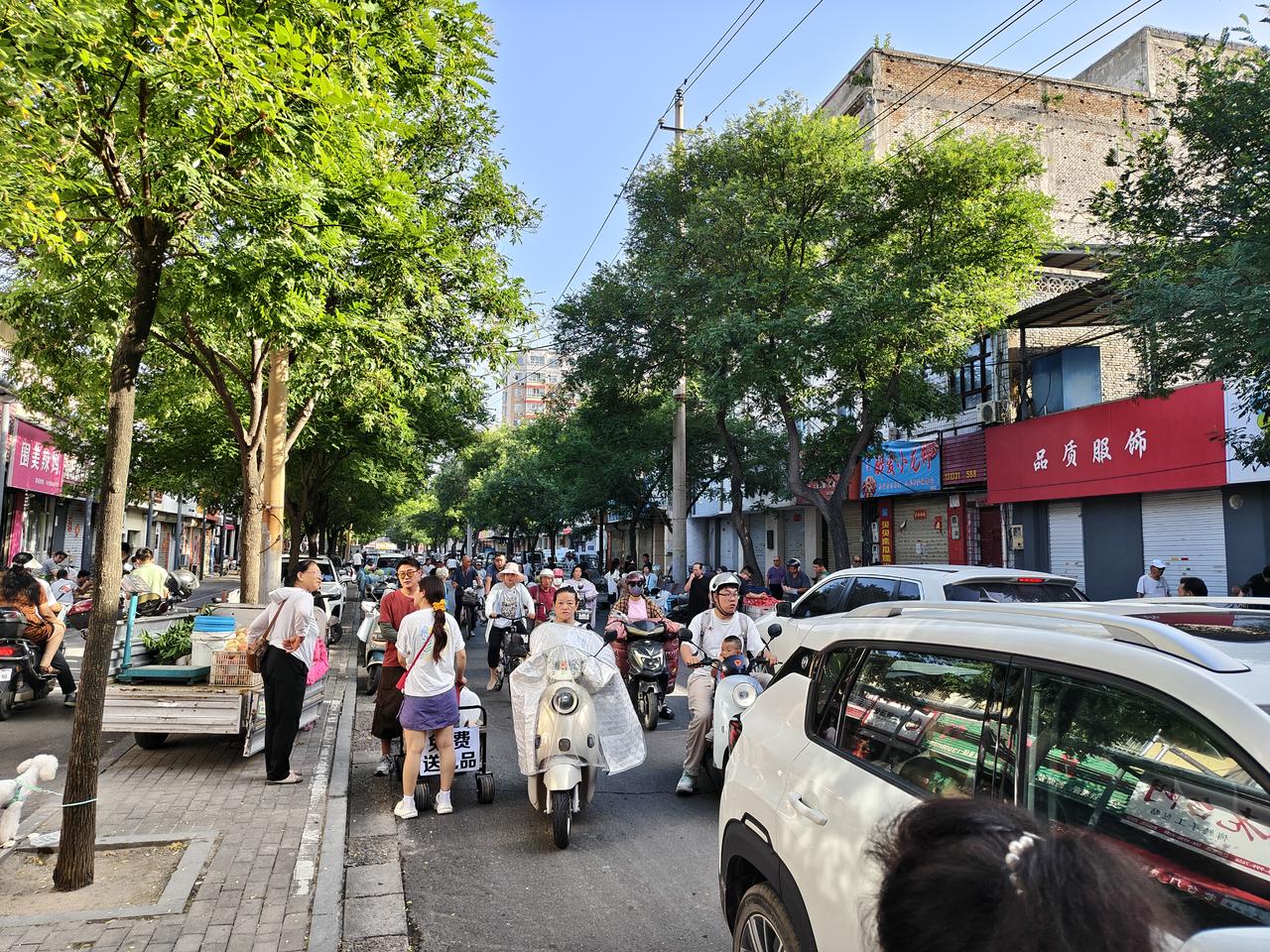 说实话，每天早上，从运城西花园晨跑回来，西街的这条街是最拥堵的。

因为街上摆满