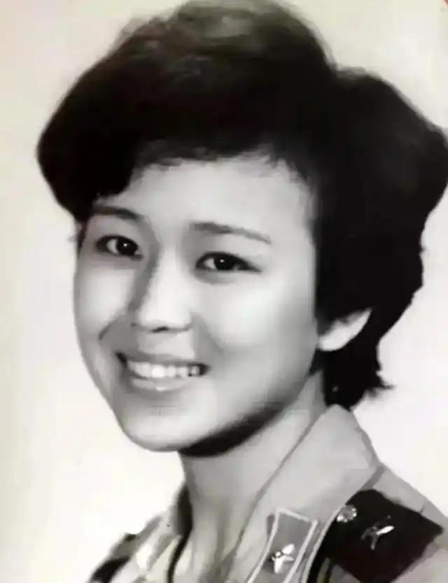 1984年老山前线，18岁卫生员钟惠玲面对血肉模糊的伤员吓得发抖，却在三天三夜没