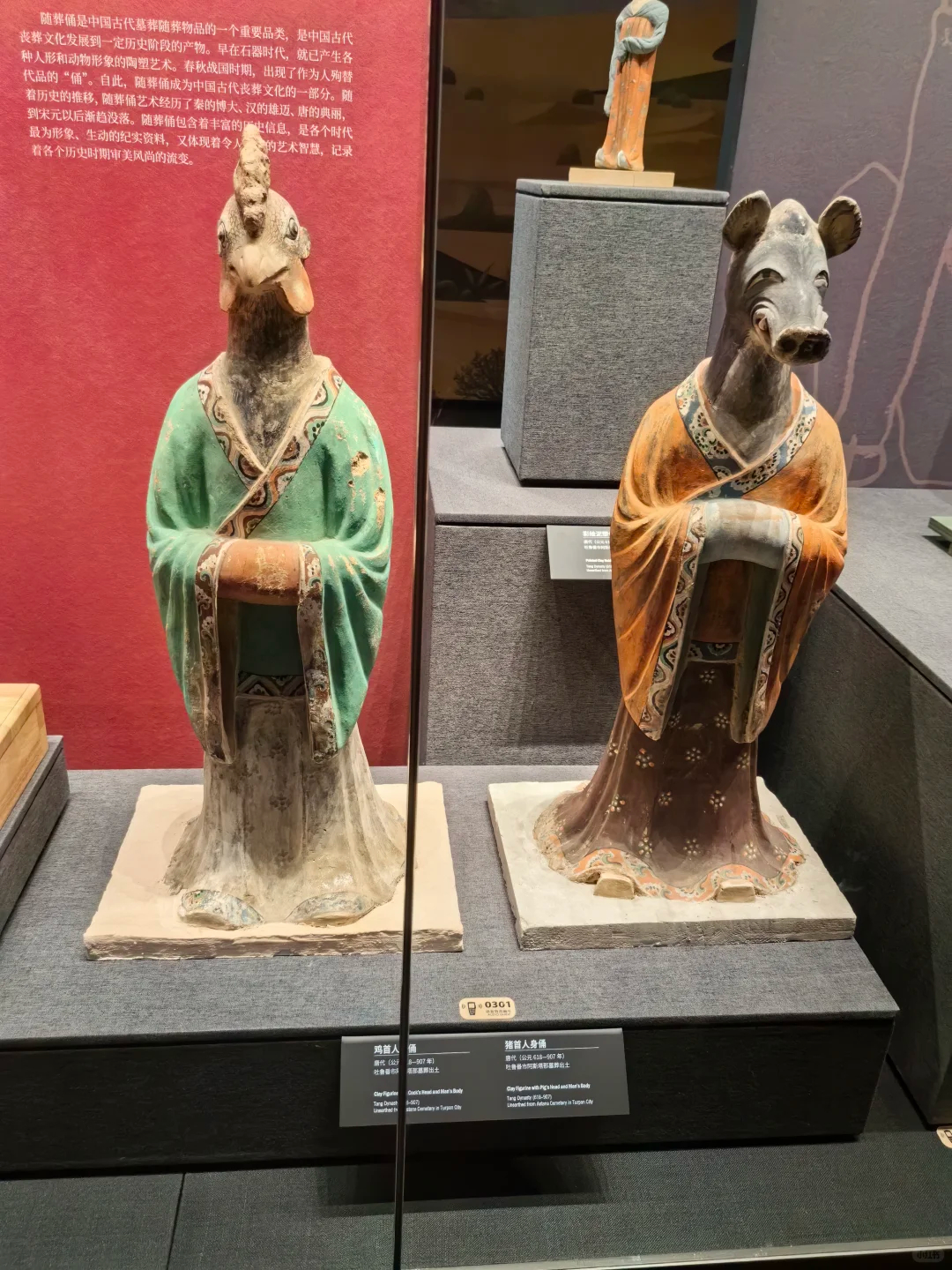 唐代的十二生肖俑不仅穿衣服，还是彩色的。它们兽首人身，身披长袍，双手执笏板放在胸