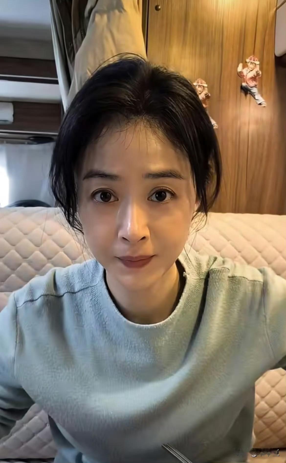 网友辣评蒋欣毛衣起球，
“女明星怎么这么邋遢”“连件新毛衣都买不起？”
蒋欣神回