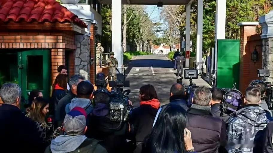 当地时间12月16日凌晨5时左右，阿根廷总统米莱居住的金塔德奥利沃斯总统官邸外，