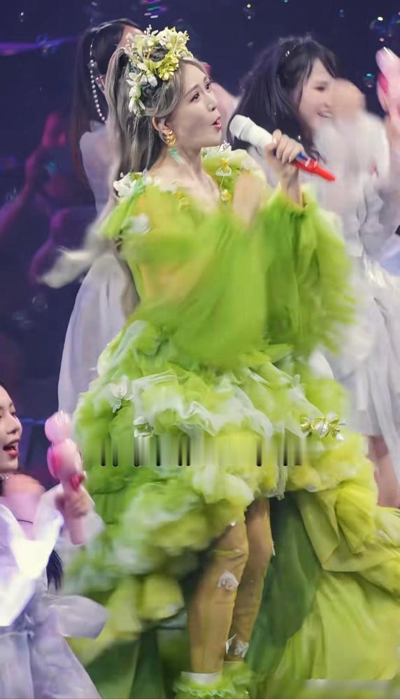 翻完谢娜在上海的日常开销单，我立马对买她演唱会票没了兴致。

真不是我眼红明星收