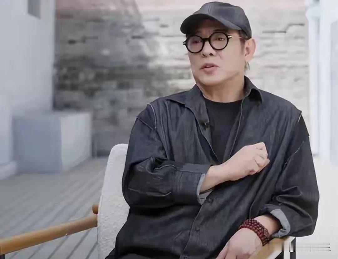 63岁李连杰，罕见晒照！

6月21日父亲节，功夫巨星李连杰突然冲上热搜。
这一
