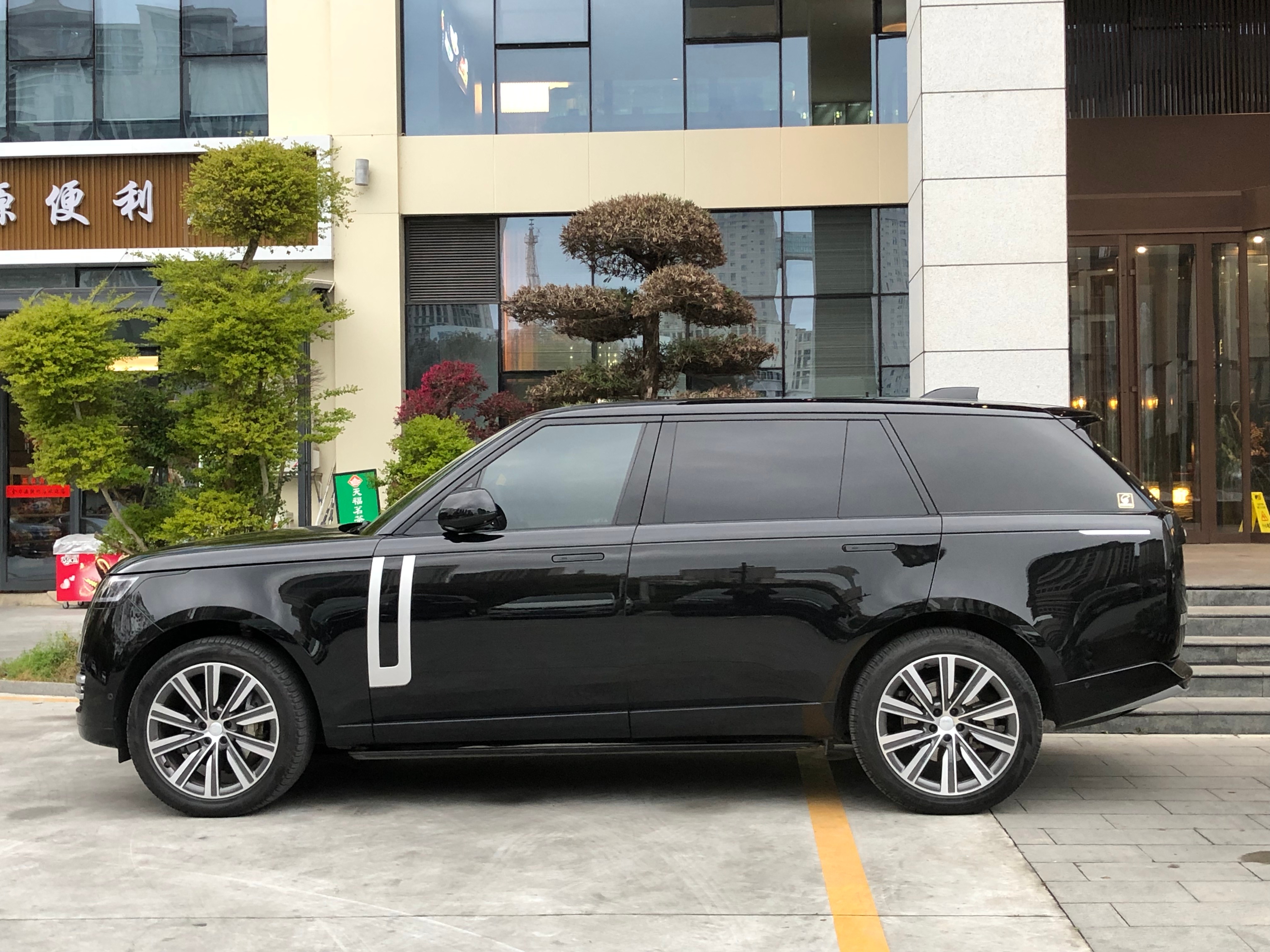 汽车汽车街拍我与汽车的日常路虎揽胜 路虎揽胜行政 安康·安康市高新中学