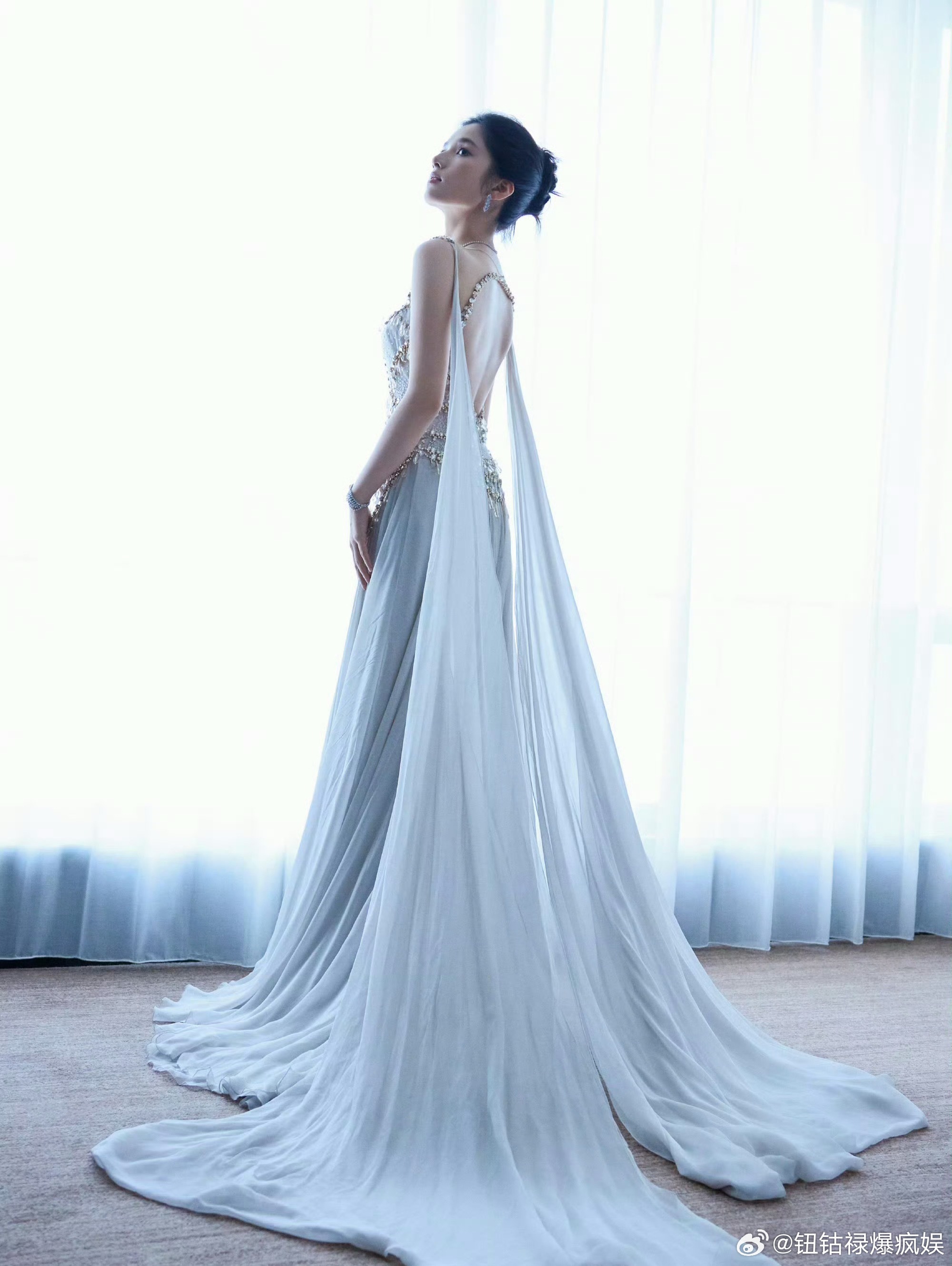 白玉兰红毯张婧仪完全是清雅公主呀张婧仪雾灰蓝拖尾露背礼裙张婧仪白玉兰红毯路透