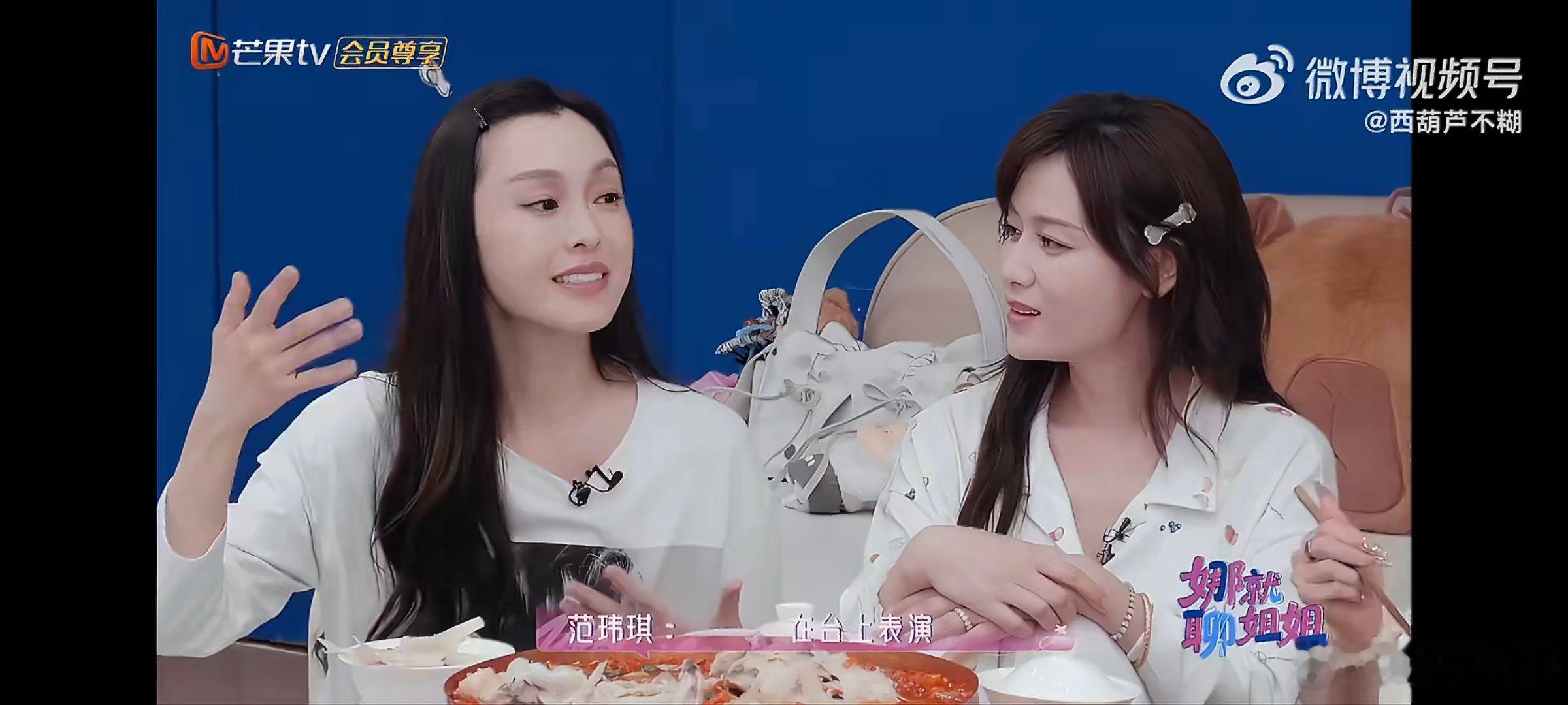 范玮琪孩子亲电视机里的妈妈孩子对着电视亲舞台上的范玮琪范玮琪演唱《城北的花》，宝