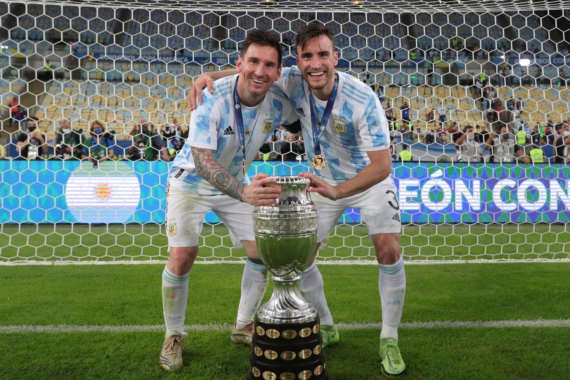 🇦🇷塔利亚非科更新了ins：Leo，这么多年在你身边，一起经历了那么多事。能