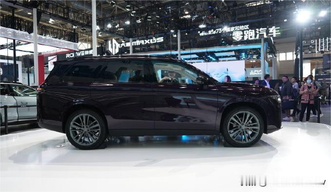 零跑C16亮相北京车展
零跑C16是零跑旗下的一款中型SUV，定位高于零跑C10