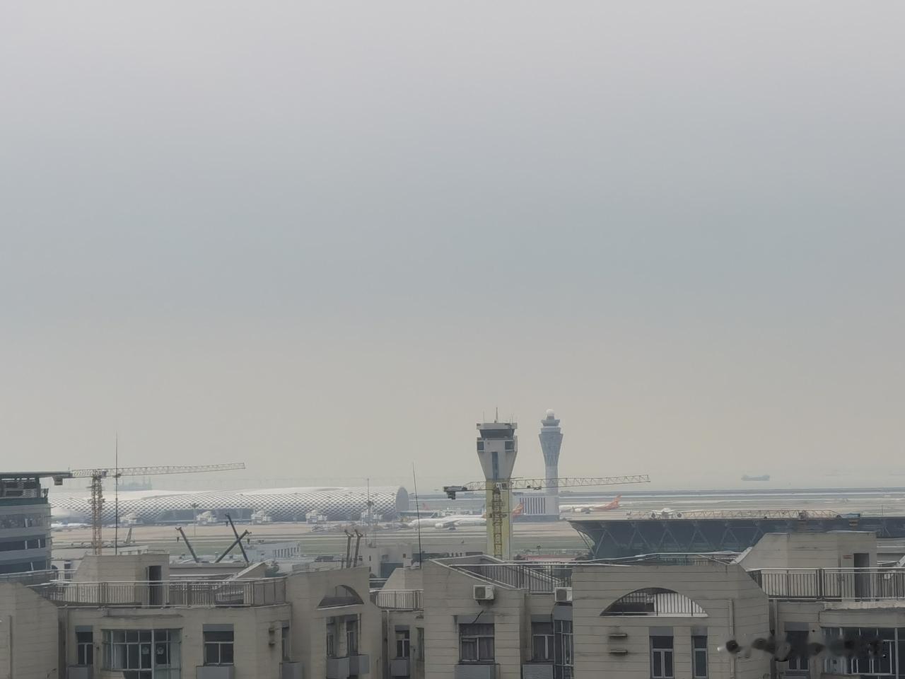 深圳机场这地儿，平常看着超有魅力，可今天阴雨天，想看深中通道都没门儿。想想就可惜
