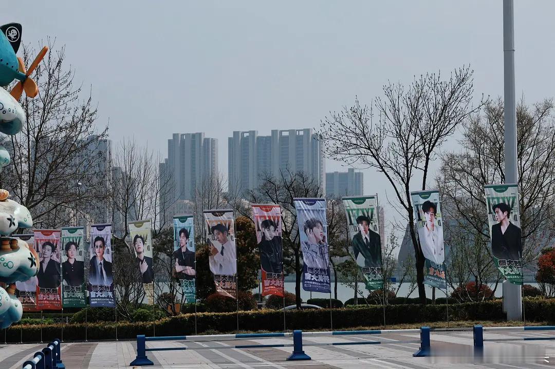 魏大勋十日终焉开机应援排面拉满话说他啥时候变成流量🥜的？