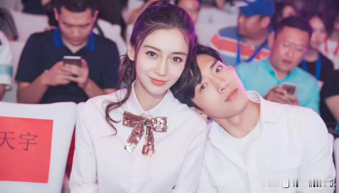 两人19岁拍《全城热恋》相识
彼此交出荧幕初吻
后面又多次合作演情侣
年轻的时候