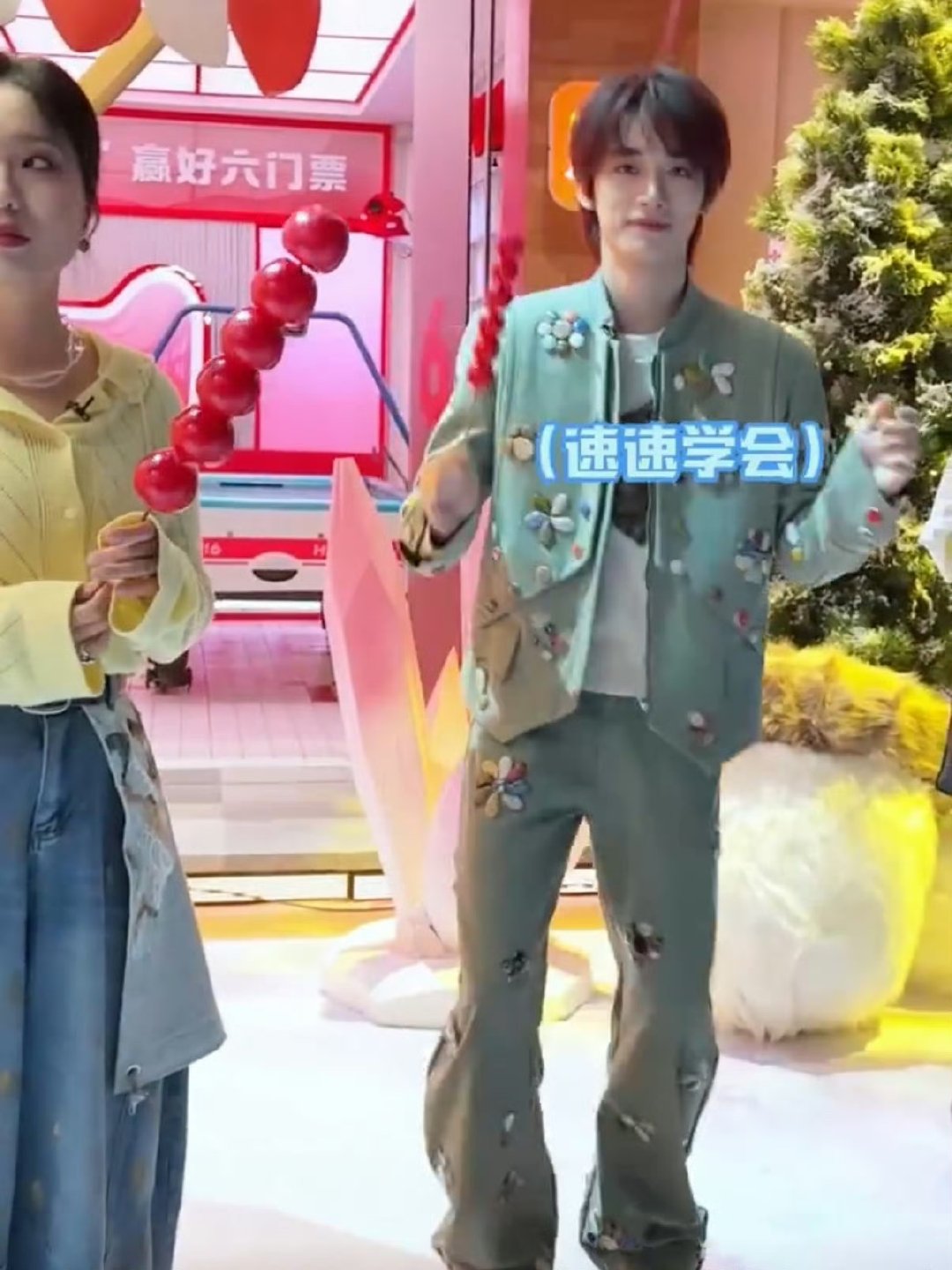 丁程鑫cha高雅人士你好星期六 丁程鑫的企鹅舞太洗脑了，举着糖葫芦跳，氛围感直接