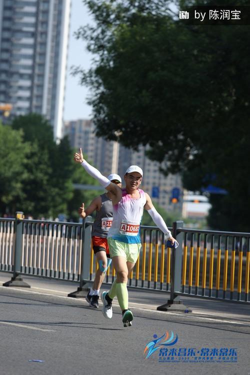 赛道照片，前18公里负配速跑的挺好，18公里真是给我跑饿了😂，好在有西瓜🍉吃