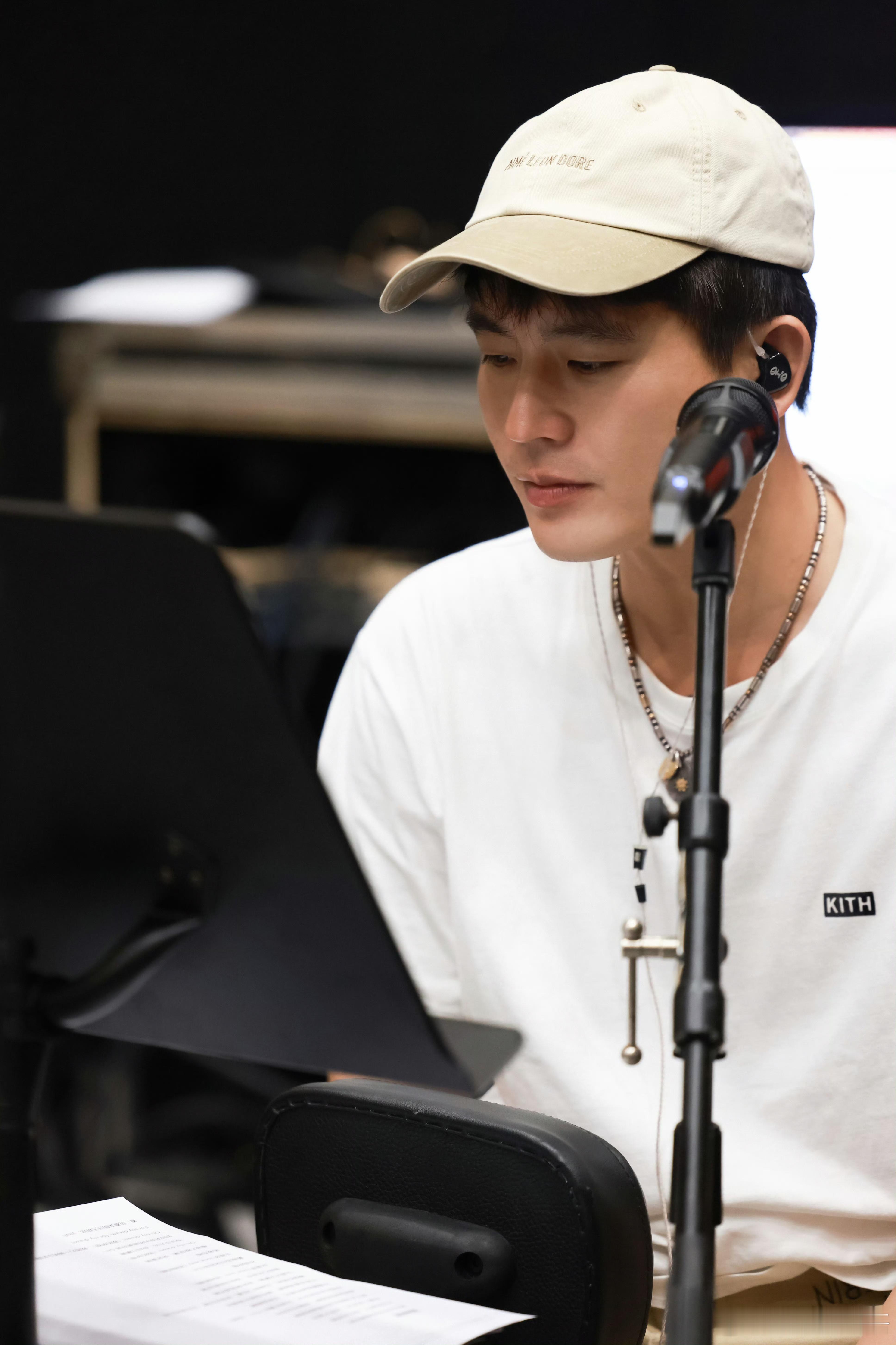 欧豪唱歌还得是看现场 歌单里有新鲜出炉的作品，也有等待现场唤醒的记忆。看和乐队、