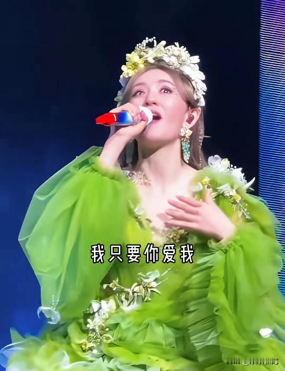 谢娜演唱会造型简直土到极致！仿张韶涵的精灵感不成，反有蔡明那种科技僵硬感，像老黄