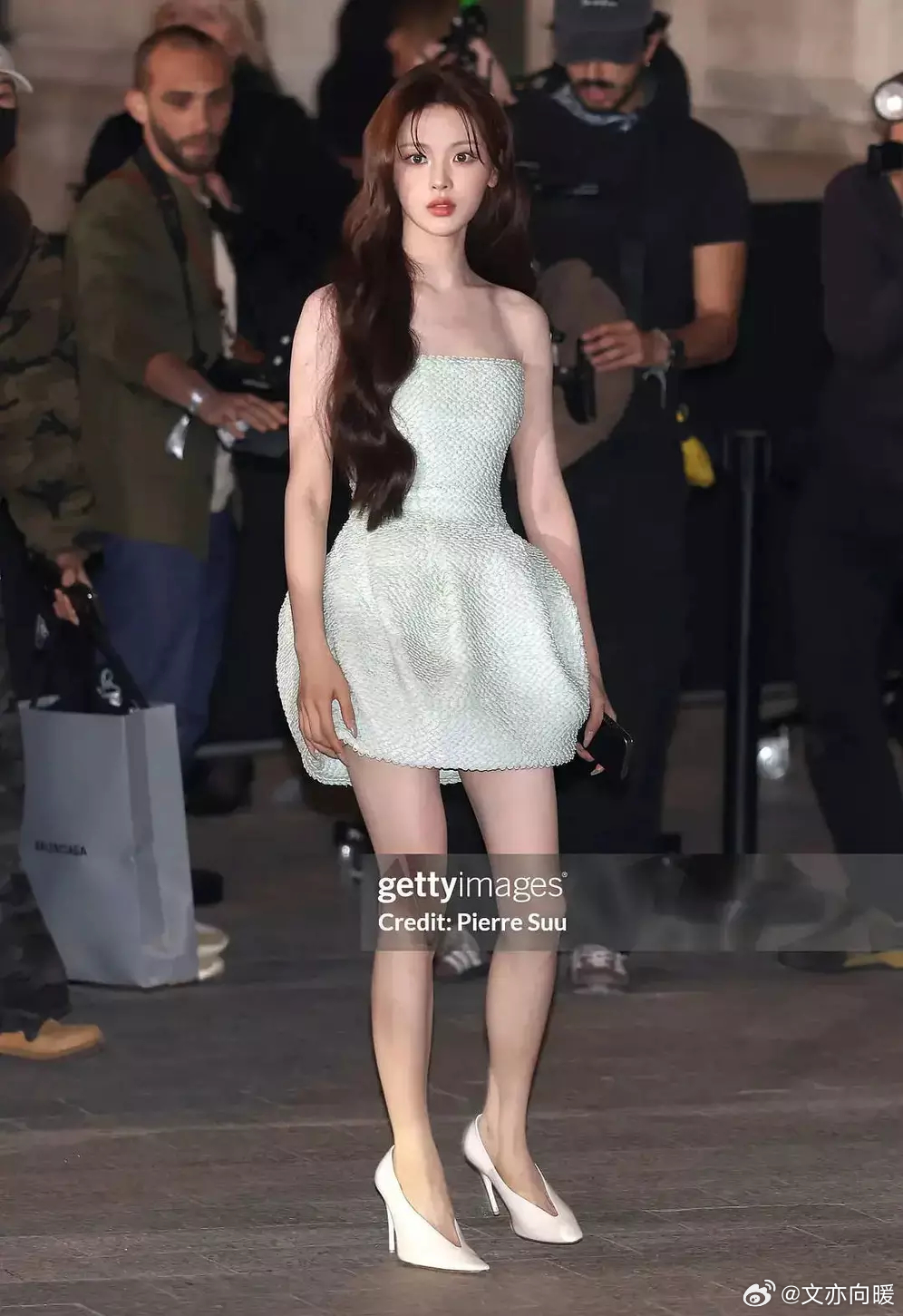 文亦娱乐杨超越身着抹胸短裙大方秀曼妙身姿，一双修长美腿超吸睛！ 