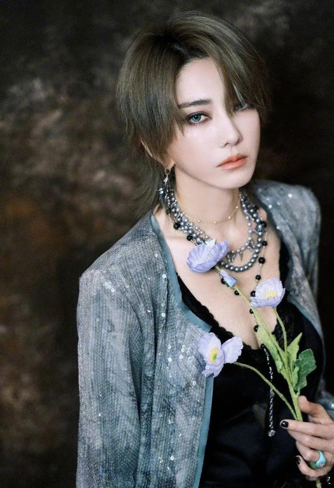 #刘忻黑色蕾丝吊带#真不敢相信，刘忻这一打扮，这气质，这身材，女人味十足，就这样