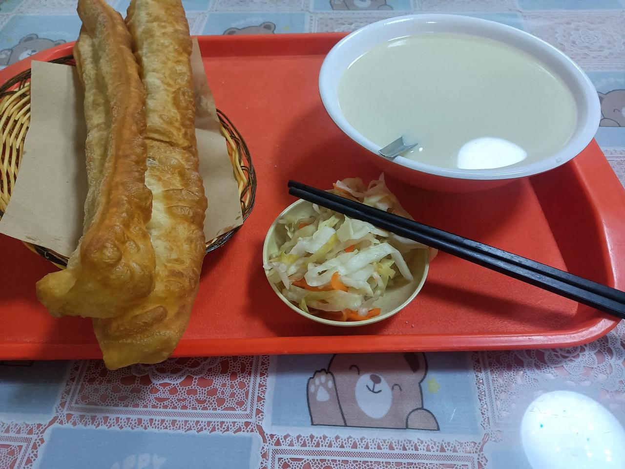 清晨漫步在林荫小道，又是一天新开始，没有看见太阳的升起，今天是阴天，早晨的阴天也