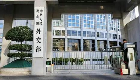 既然英国可以把中国企业收归国有，我们也没必要再费口舌，应该挑选英国在华体量相近的