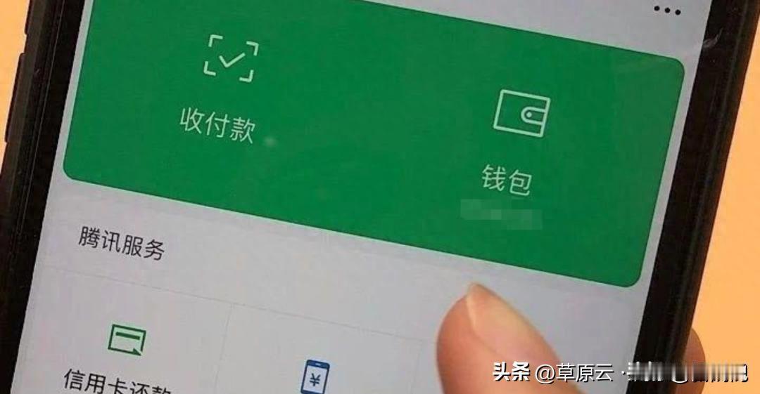 吓坏了！内蒙古呼和浩特，一男子在玩手机时，突然发现自己的微信账号被强制下线，再登