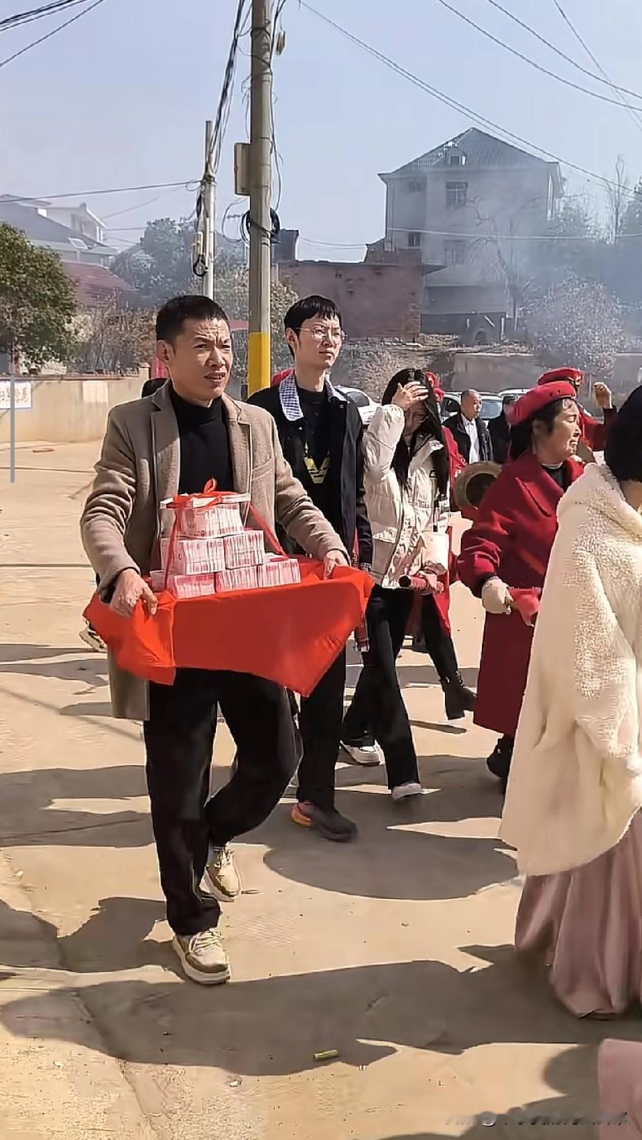 江西彩礼又上大分！
都昌婚礼现金堆成山，网友：离婚了能退吗？
 
今天刷到江西都