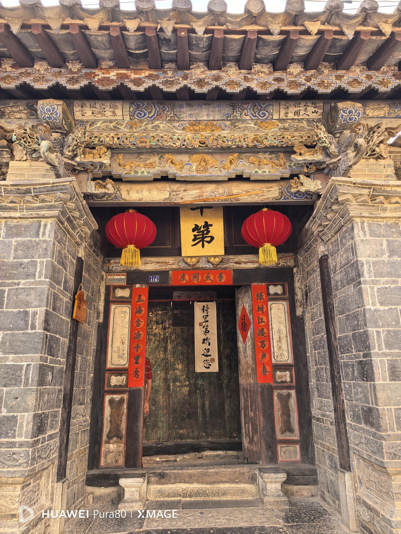 在云南省红河州建水县西庄镇的团山村，藏着一处沉淀着岁月风华的百年团山民居，这座明