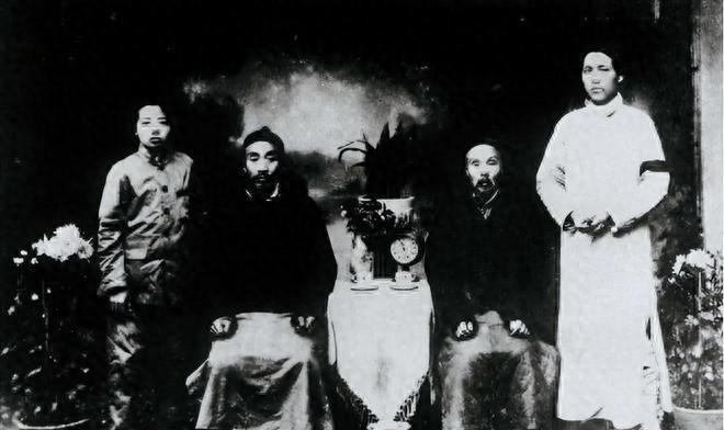 在毛贻昌五十岁寿辰那天，毛泽东特意拉着父亲合影，这也是父子俩唯一一次一同留下的珍