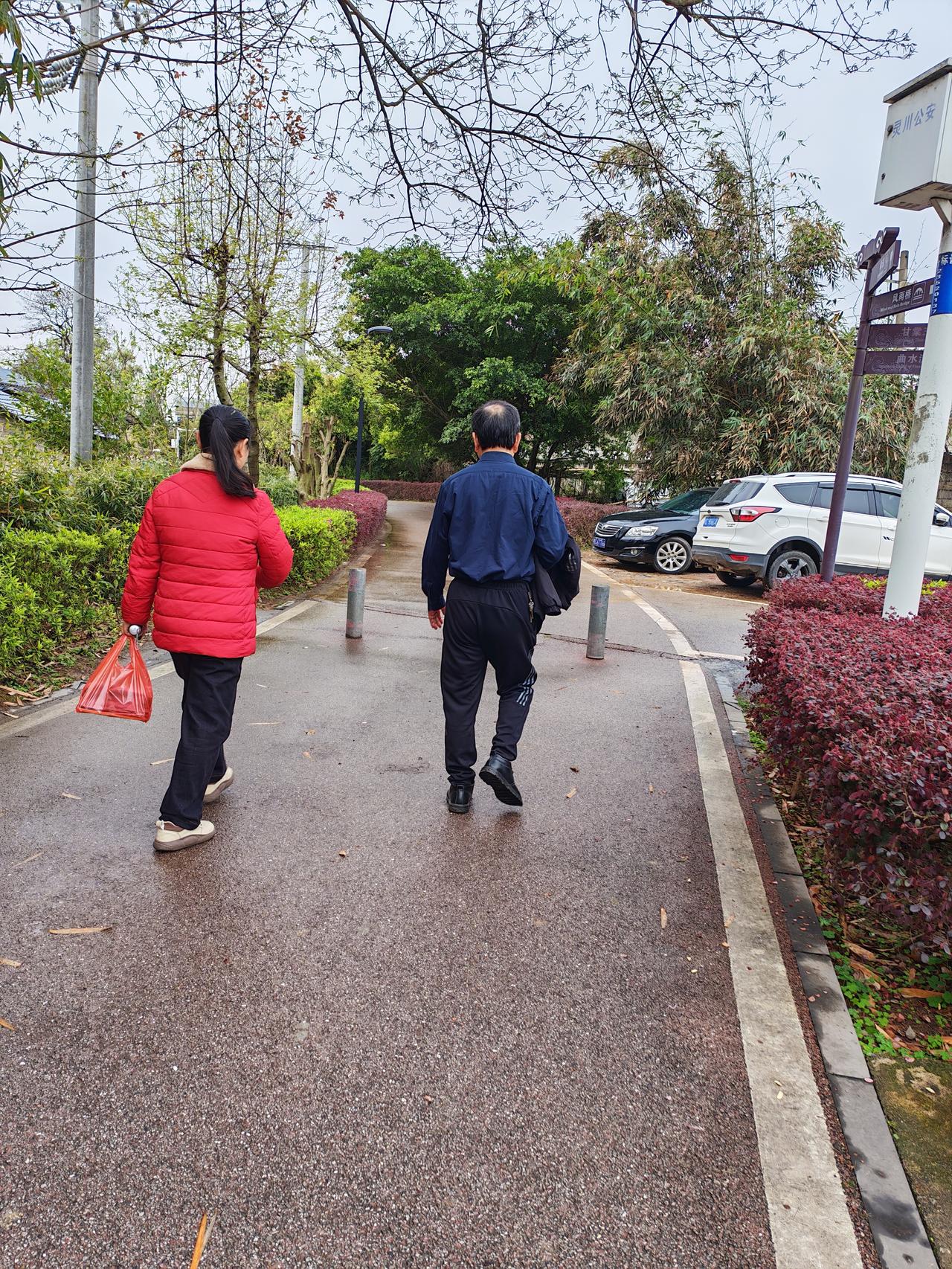 雨后桂林的日常穿搭，温暖又接地气
 
桂林的春雨说来就来，气温也跟着往下掉🌧️