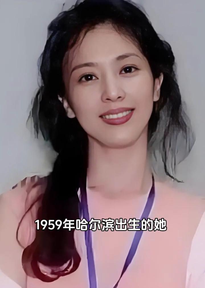 1959年哈尔滨出生的她是国家级舞蹈翘楚，十一岁进入武汉歌舞剧院习舞，毕业后留任