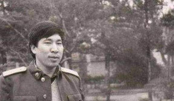 1981年冬，两立三等功的阎连科没能提干，拿着117元退伍费和50斤粮票给家人买