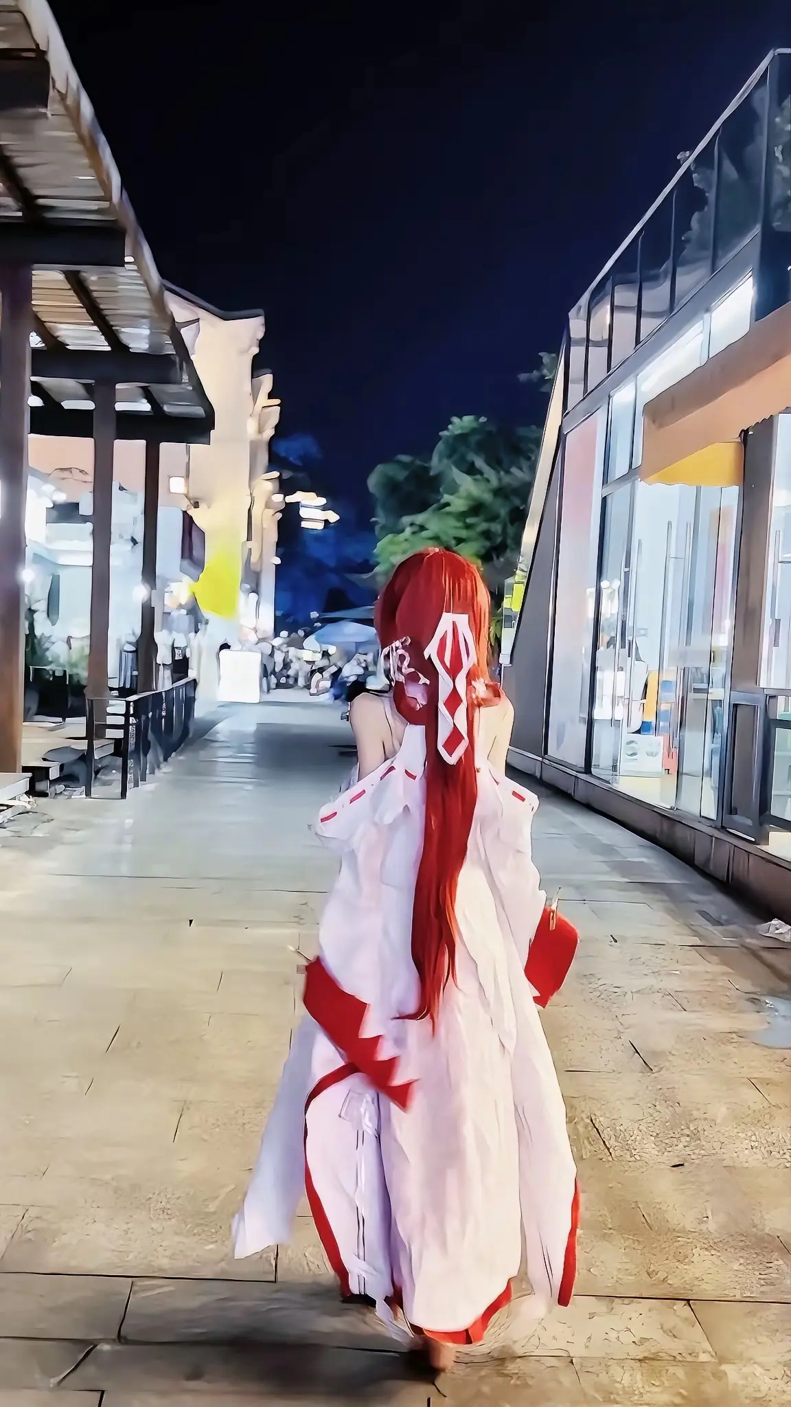 落尽红樱君不见，轻绘梨花泪沾。