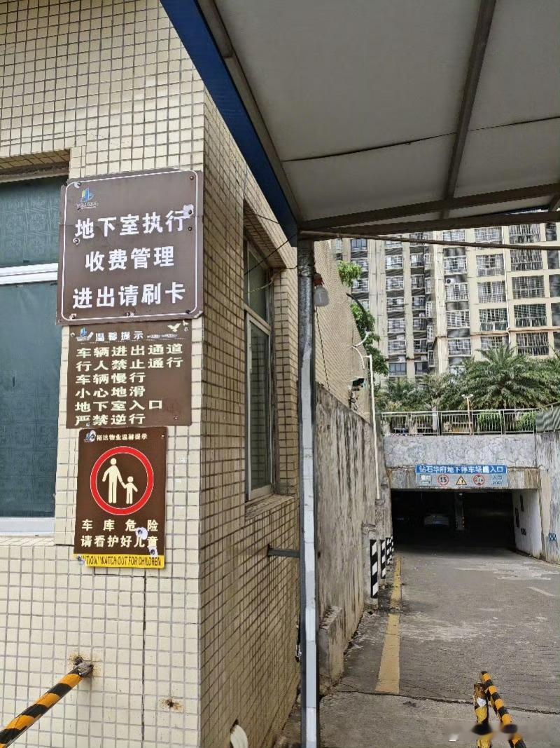 公务员碾死醉汉被认定过失致死醉汉躺在地下车库，乌漆嘛黑的谁能看得清，司机也是挺倒