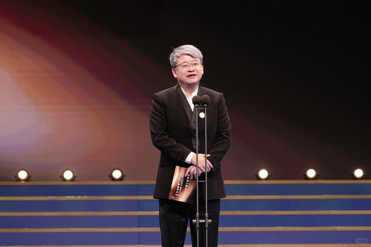 丁洪院士的下一个梦：“铁马梦”，攻坚拓扑量子计算机
 
丁洪早年归国定下的梦之线