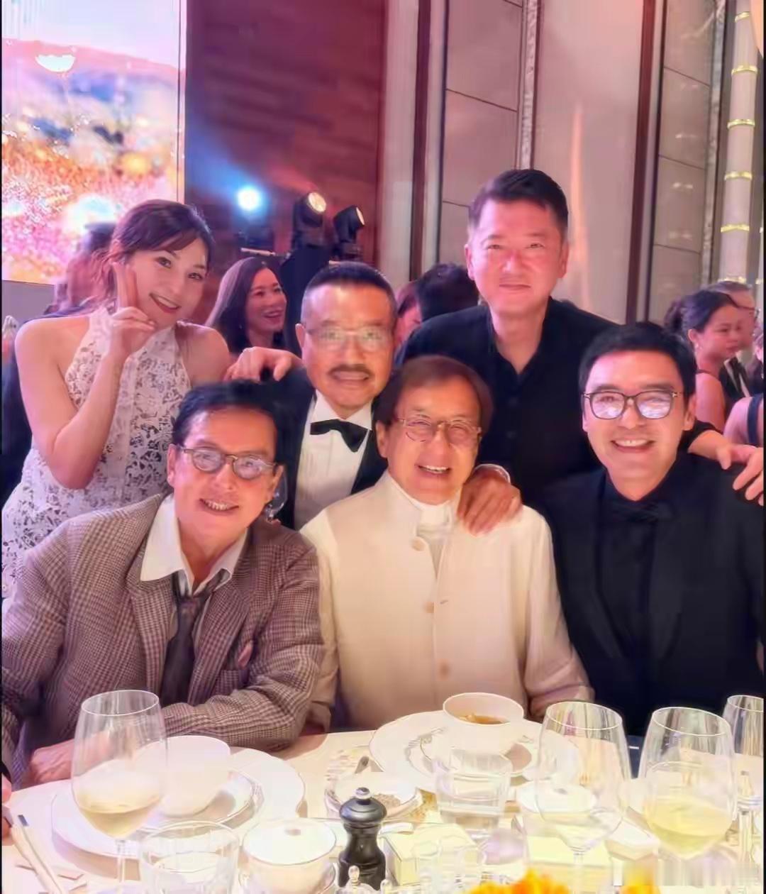 成龙香港参加婚宴，与曾志伟谭咏麟钟镇涛苗侨伟同框，佘诗曼也在 