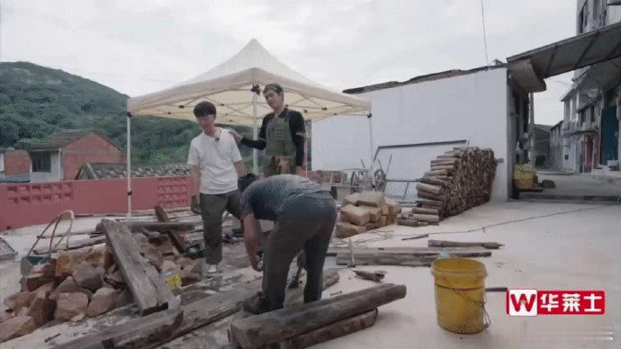 在《岛屿少年》综艺节目中，年轻人关爱老师傅，让老人感受到家人的温暖。中秋佳节，祝